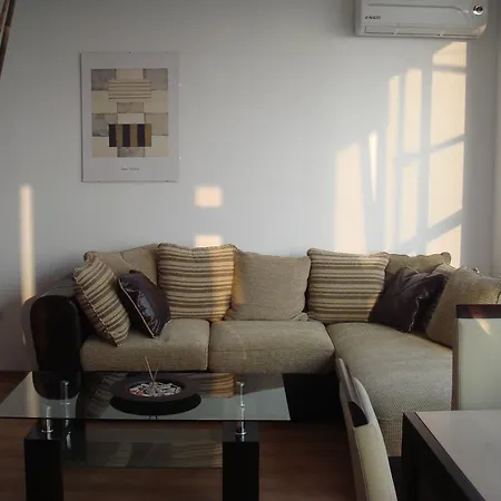 English House Two Bedroom & Living *