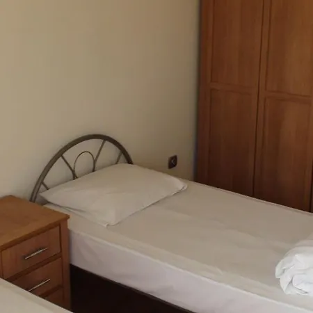 English House Two Bedroom & Living