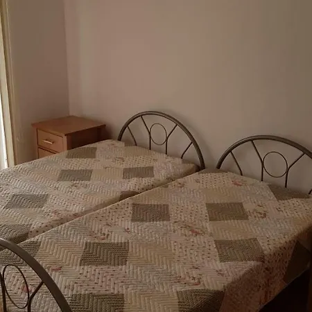 Lägenhet English House Two Bedroom & Living