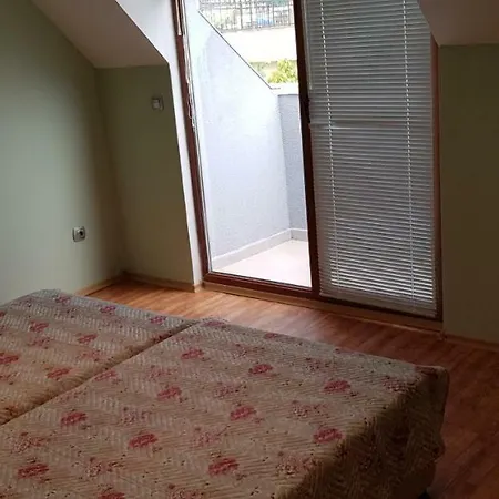 Lägenhet English House Two Bedroom & Living