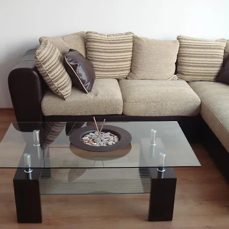 English House Two Bedroom & Living דירה *