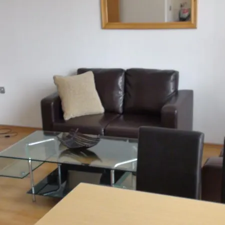 English House Two Bedroom & Living