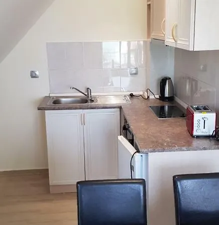 English House Two Bedroom & Living דירה *