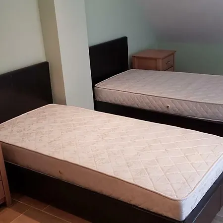 English House Two Bedroom & Living דירה