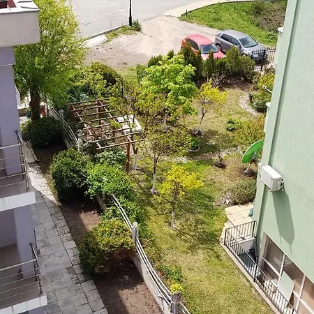 English House Two Bedroom & Living דירה